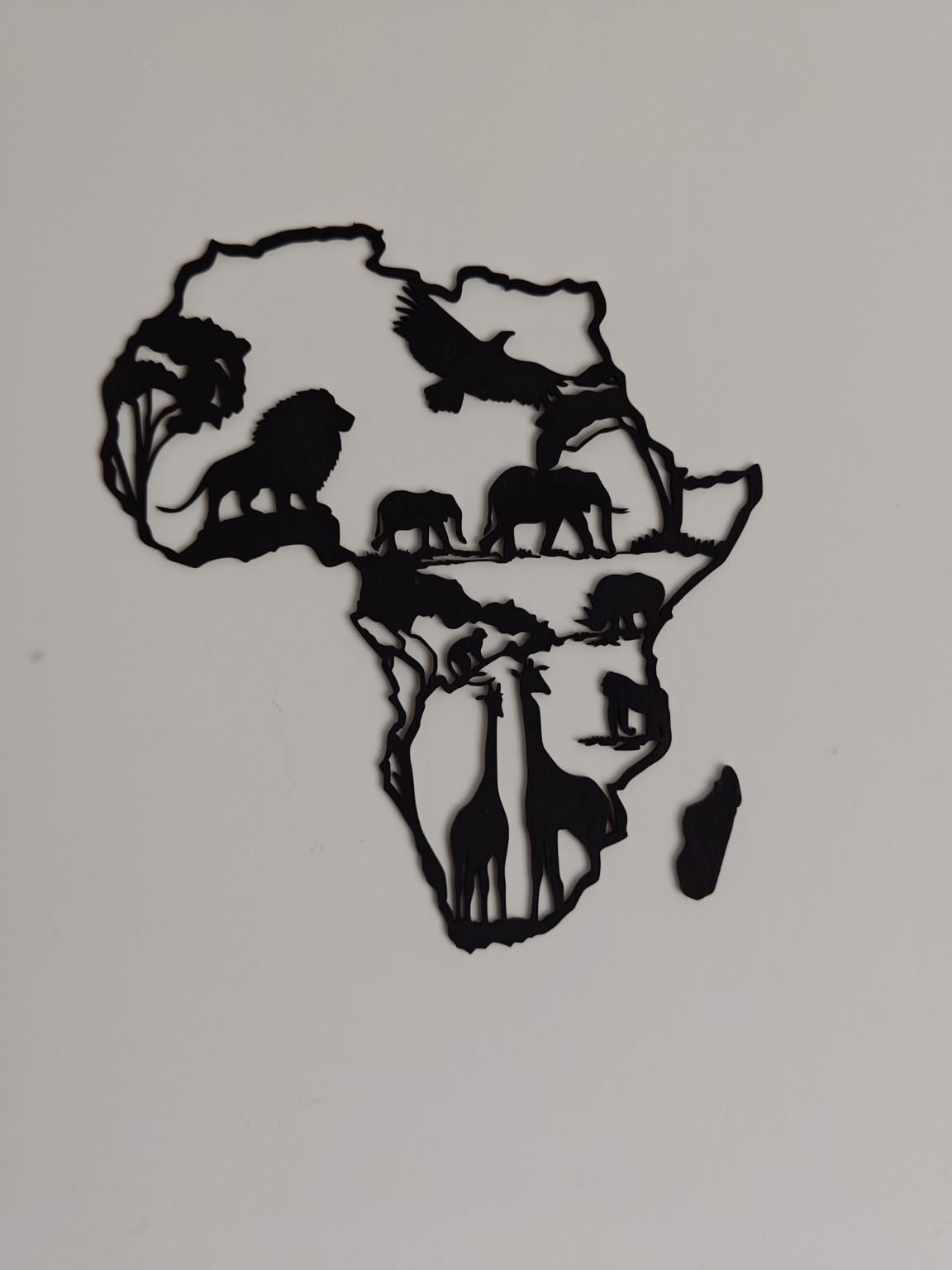 Décoration murale en forme de continent africain et silhouettes animales