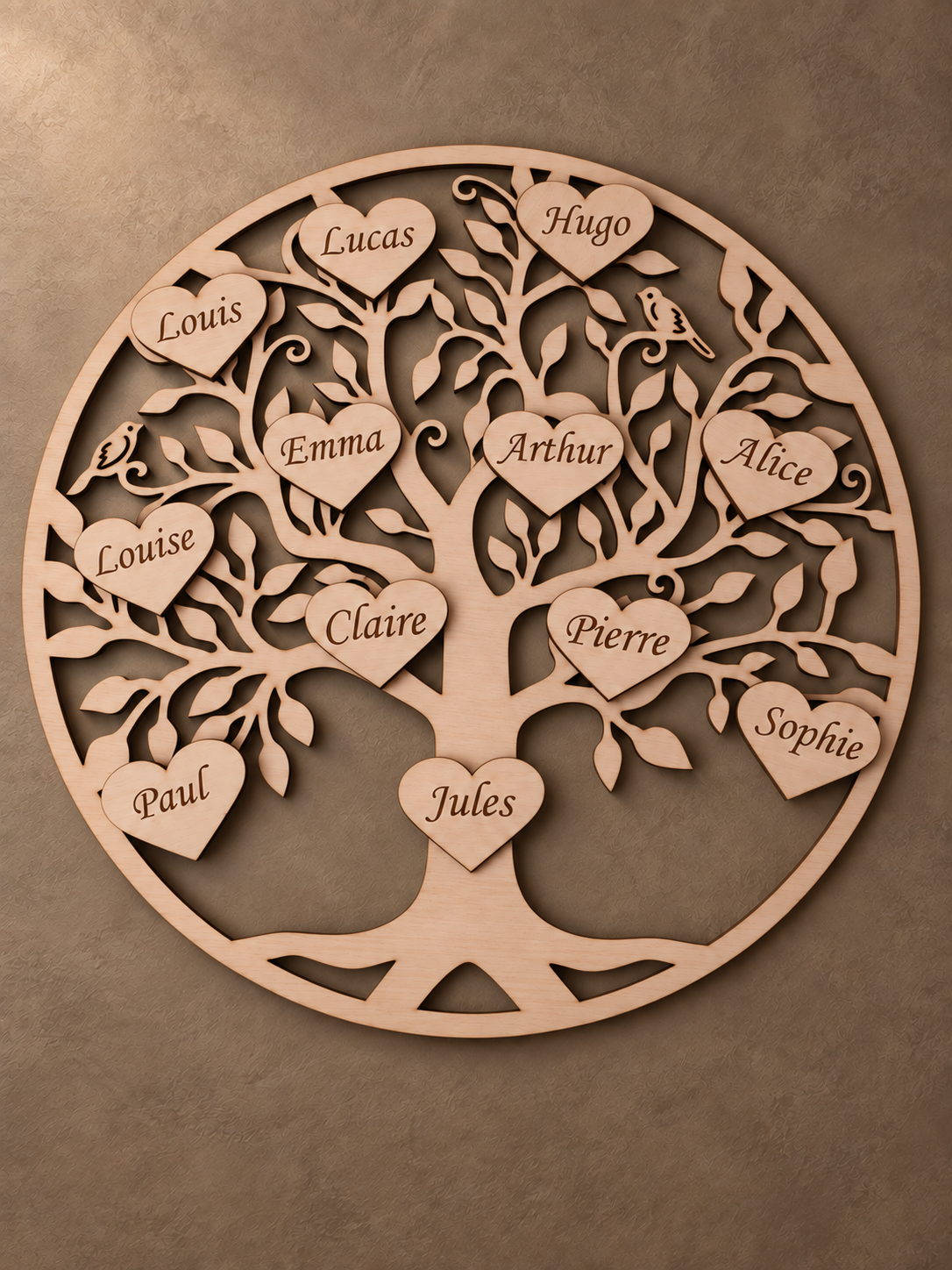 Arbre de vie circulaire en bois avec des prénoms gravés sur des cœurs