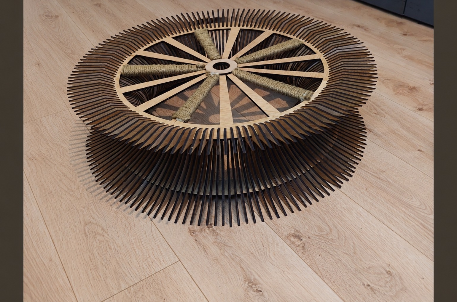 Structure d’un grand luminaire en lamelles de bois
