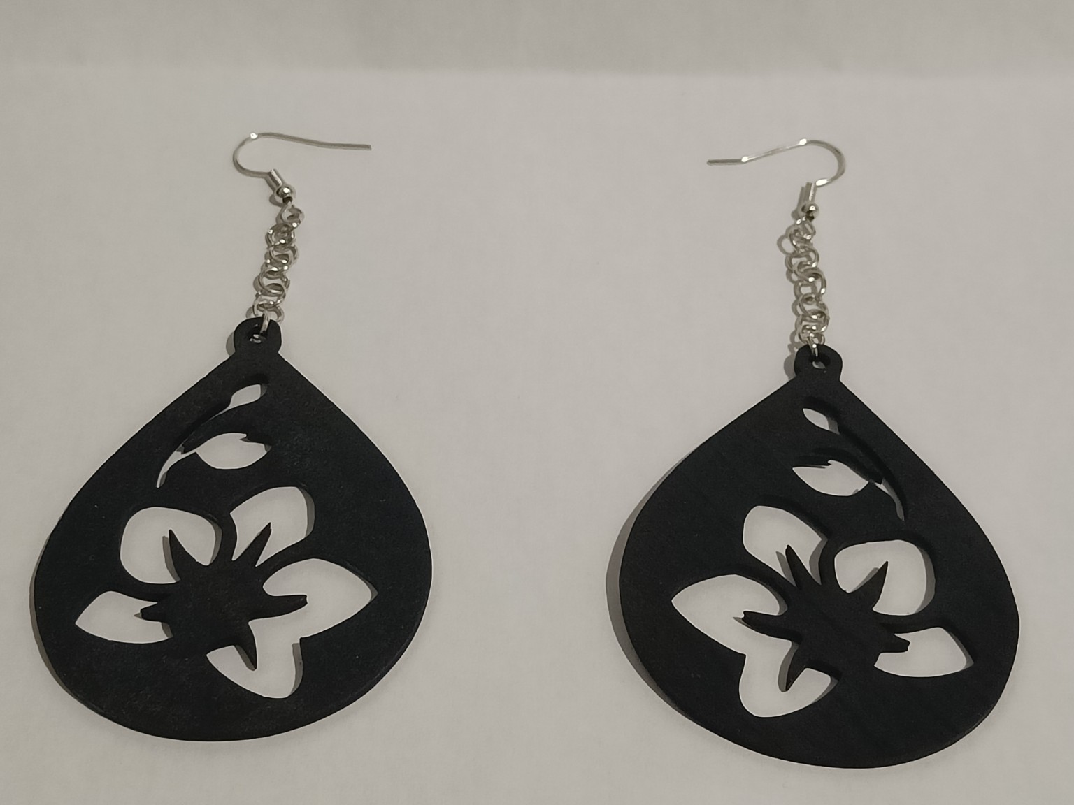 Paire de boucles d’oreilles sombres en forme de gouttes avec motifs floraux ajourés