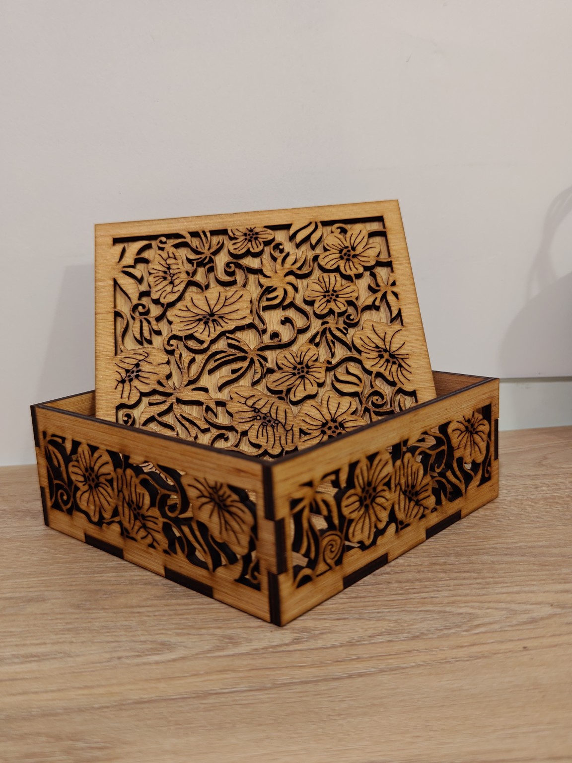 Coffret floral ouvert, avec ses côtés et son couvercle ajourés