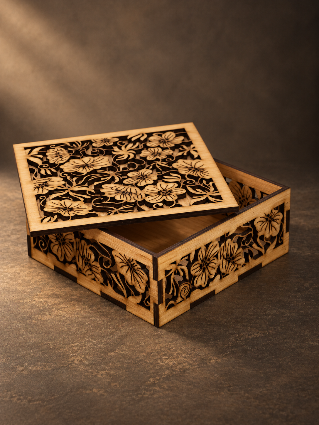 Coffret en bois aux motifs floraux finement ajourés, couvercle entrouvert