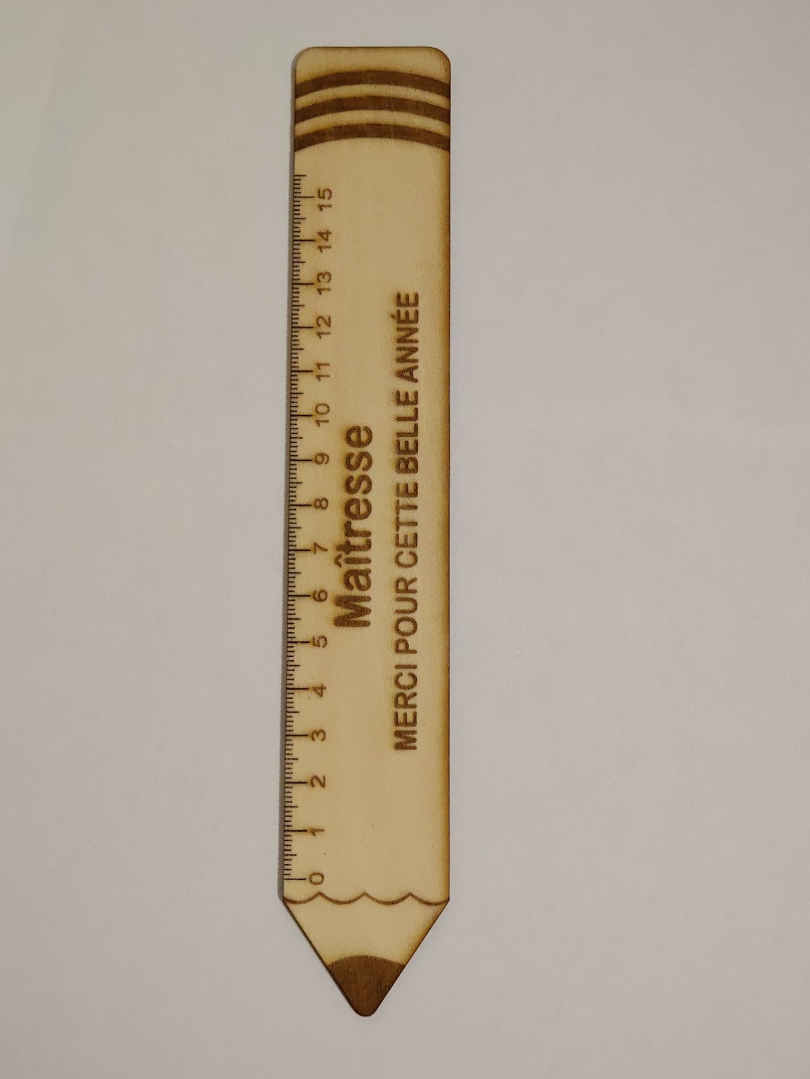 Crayon-règle en bois gravé