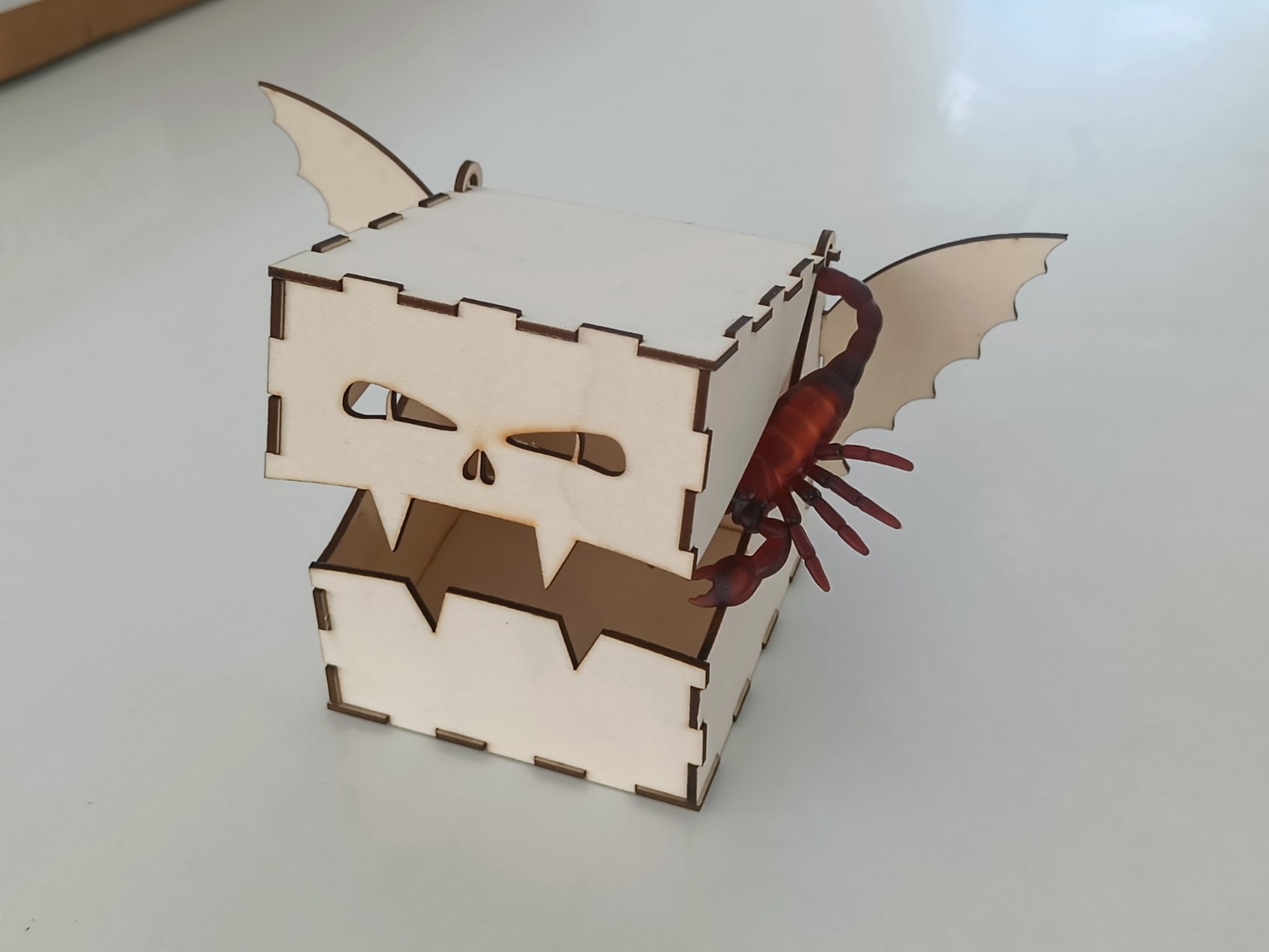 Boîte Halloween avec ailes de chauve-souris
