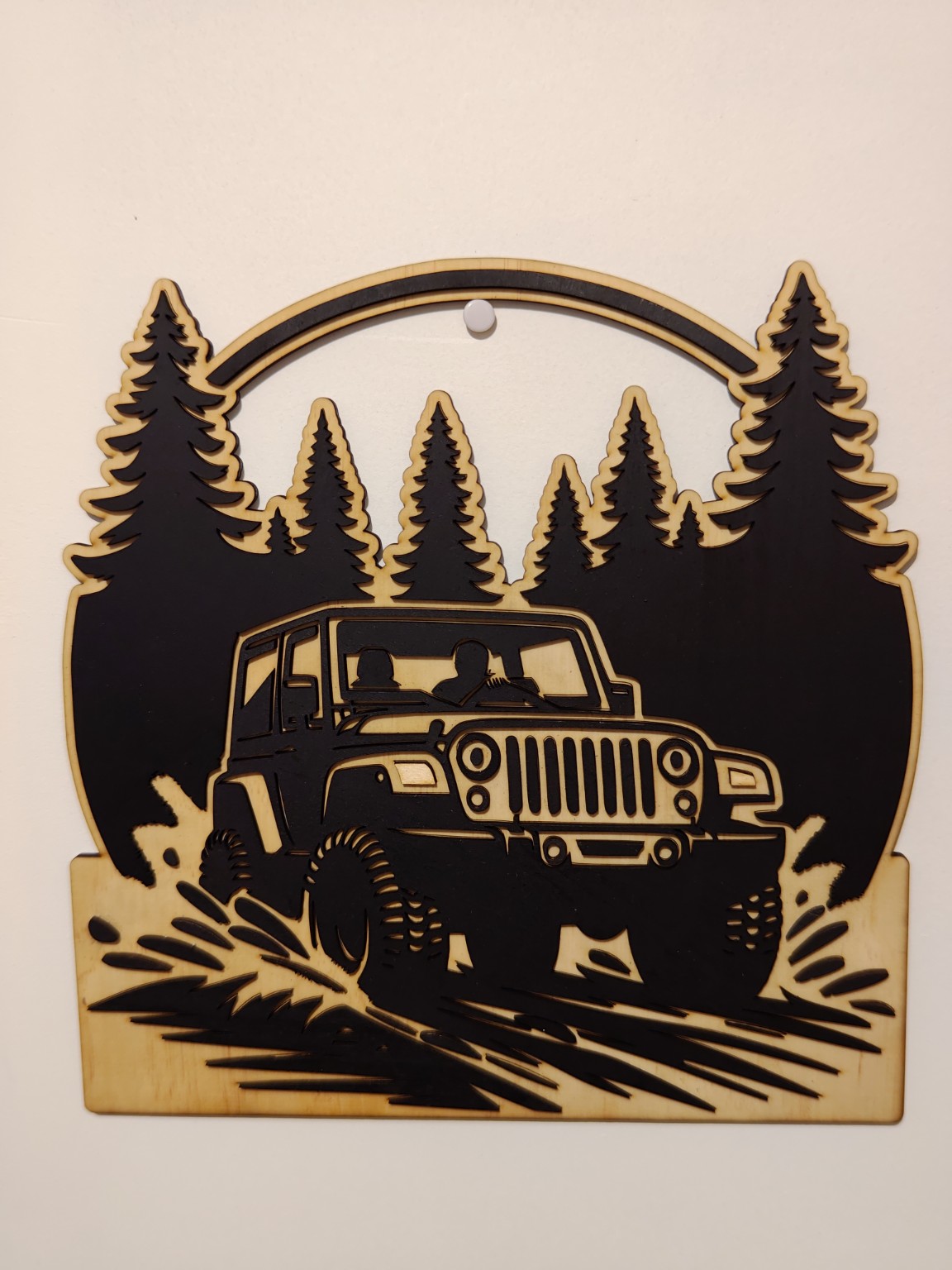 Décoration ronde avec une Jeep et des sapins