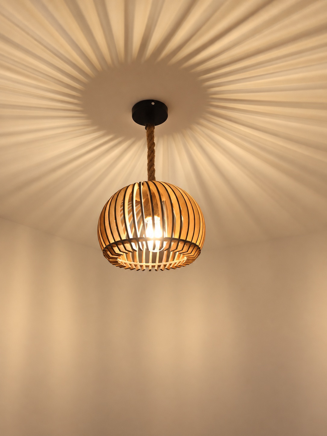 Luminaire suspendu en lamelles de bois projetant des ombres au plafond