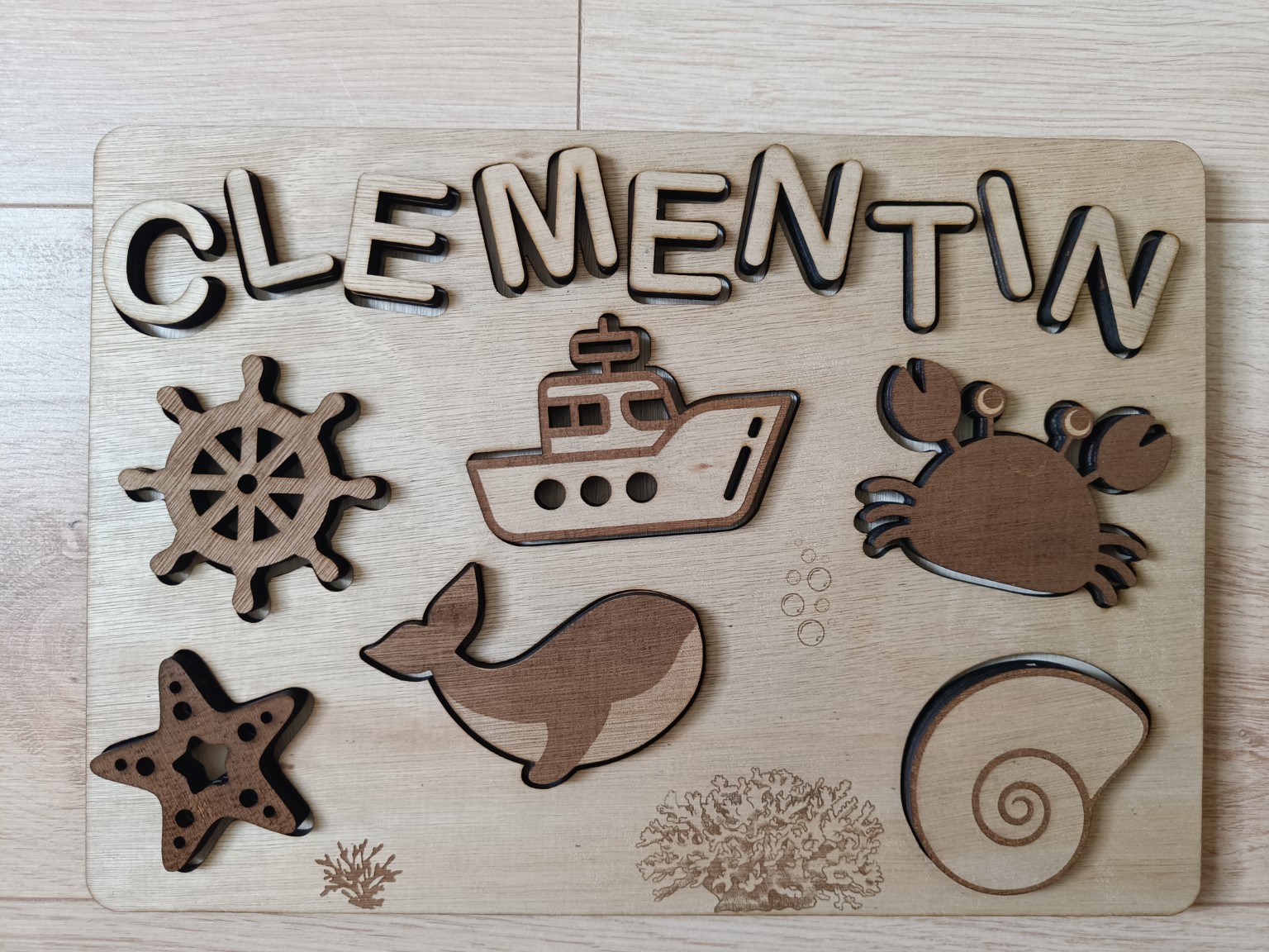 Composition en bois avec prénom et motifs marins