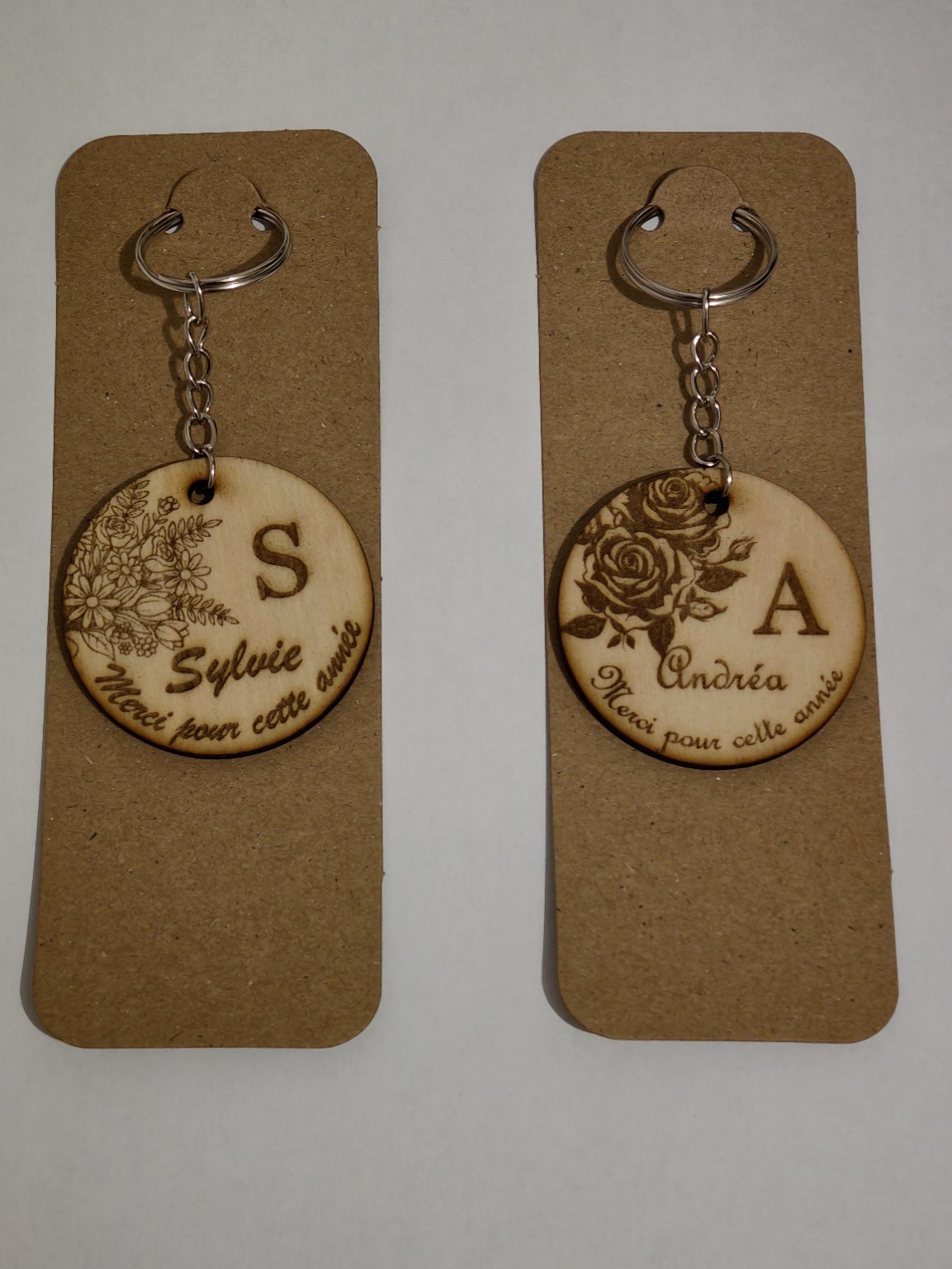 Porte-clés en bois gravés avec les initiales S et A