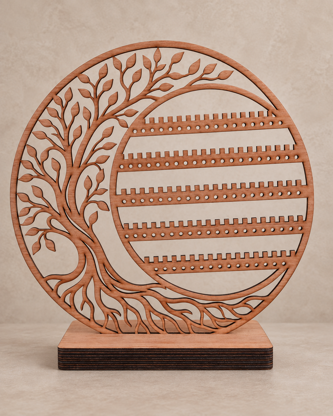 Présentoir à bijoux en bois sur socle, décoré d’un arbre de vie