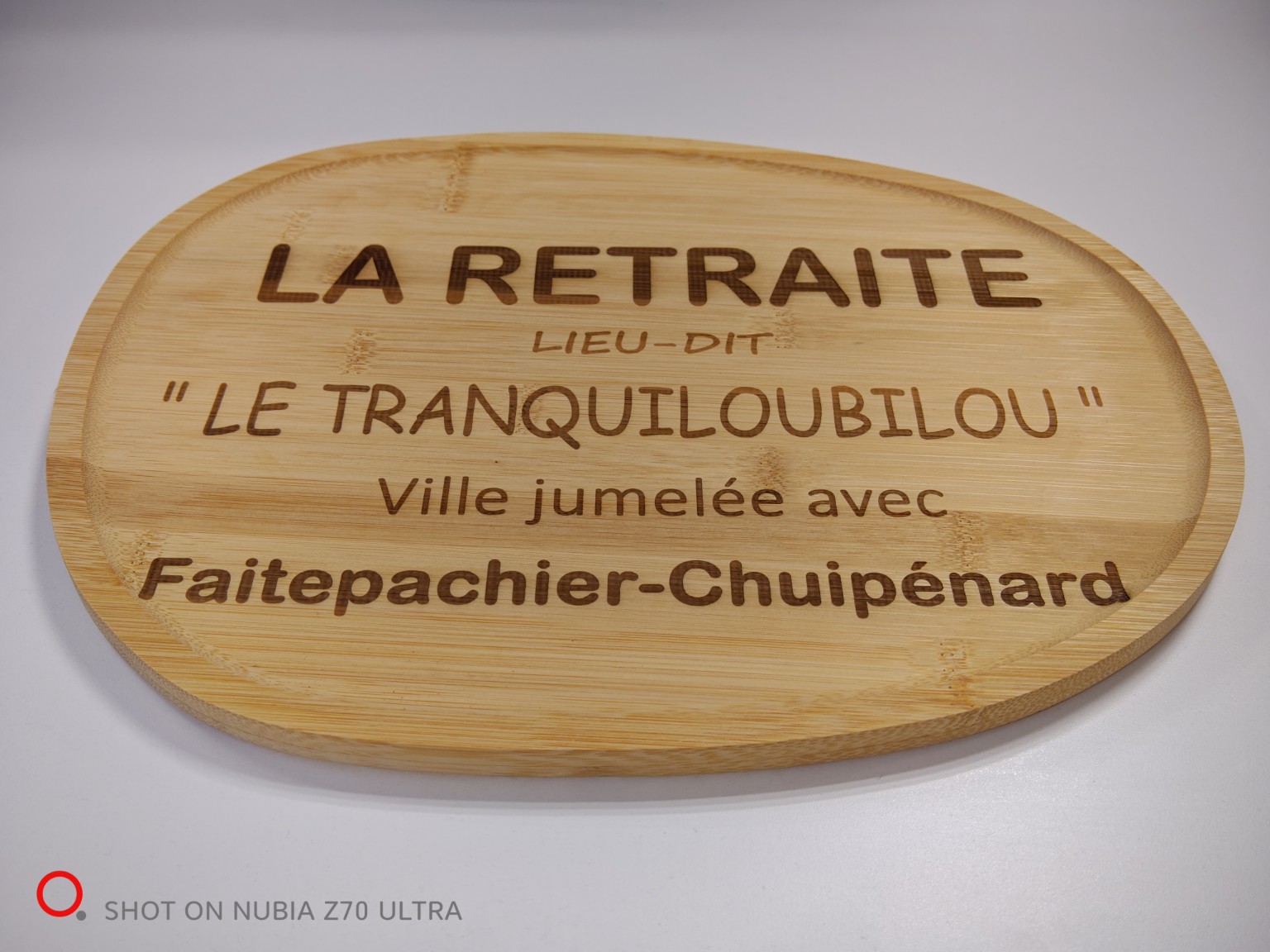 Plateau ovale en bois avec message de retraite